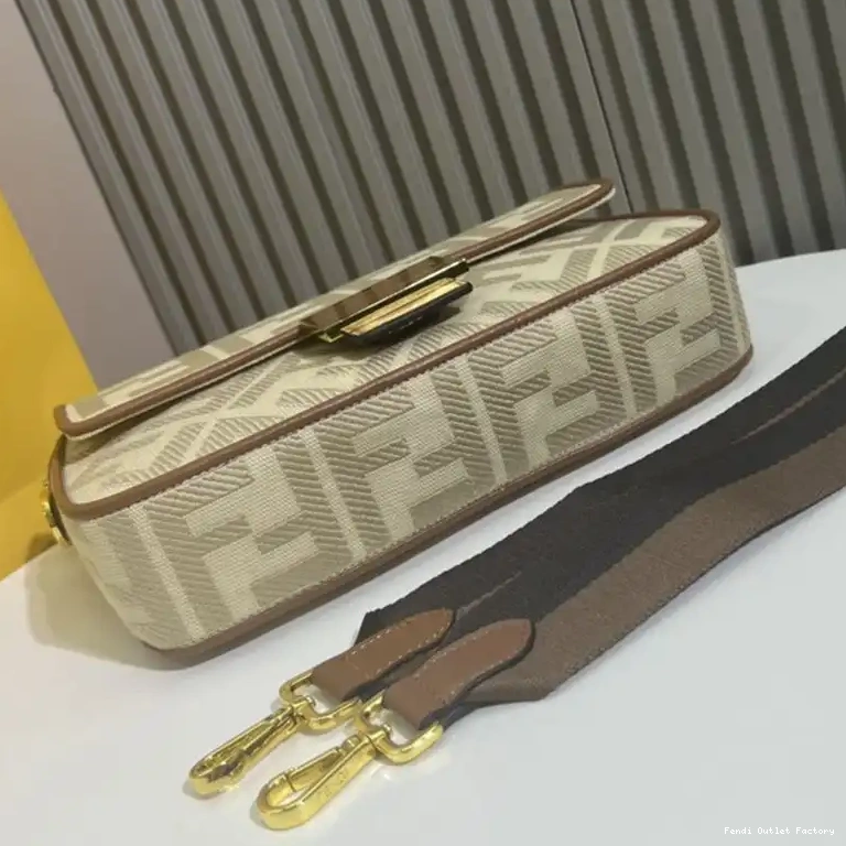 Vintage HOT Motif Bag Beige Canvas Fendi Baguette FF Medium In 0702